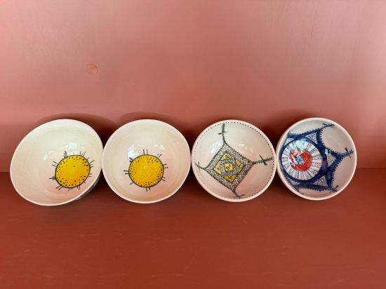 სურათი ფიალები სხვადასხვა ორნამენტით